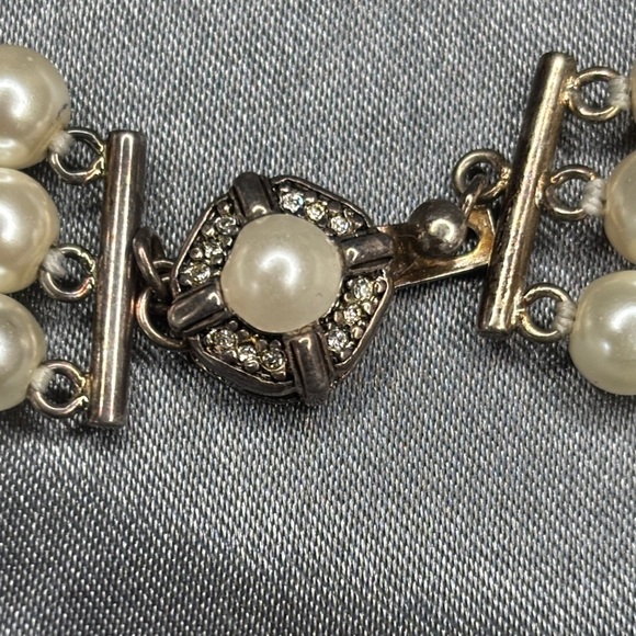 Elegant Pearl Necklace - Picture 2 of 2